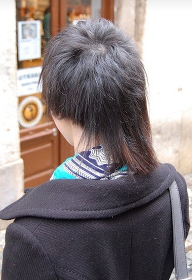 tył cieniowanej fryzury krótkiej, uczesanie damskie zdjęcie numer 105A